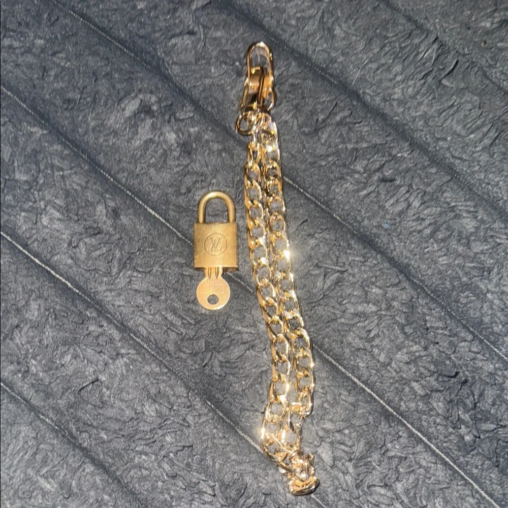 Louis Vuitton Gold Chain with Lock - Picture 5 of 5